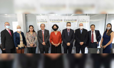في إطار برنامج الزيارات الميدانية، قام أعضاء المجلس الأعلى للاتصال السمعي البصري يوم 24 يونيو   2021 بزيارة استوديوهات إذاعة أطلنتيك بالدار البيضاء وكان لهم لقاء بالطاقم الإداري والصحفي لهذه الخدمة الإذاعية.