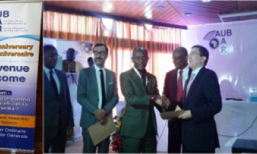 Participación de la HACA en el décimo aniversario de la Unión Africana de Radiodifusión  (UAR)  El presidente senegalés Macky Sall felicita a la delegación marroquí durante la recepción oficial celebrada en el Palacio Presidencial de Dakar