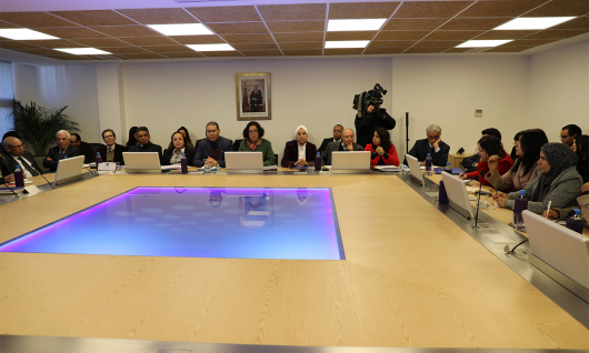 Un an après le renouvellement de sa composition Le Conseil Supérieur de la Communication Audiovisuelle présente à la presse ses attributions, ses procédures et les groupes de travail qu'il a mis en place
